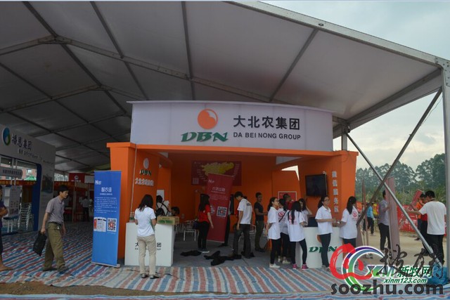 5月14日上午,备受瞩目的华南(肇庆)畜牧业博览会在广东肇庆市鼎湖区拉开帷幕。会期持续两天,110多家来自国内外的种猪、养殖器械、兽药、疫苗、饲料、环保设备等主流生产企业及其代理经销商将先进、高效、环保的养殖技术正式带入珠三角最大的养殖密集区。 准备开幕式舞台 据主办方介绍,华南(肇庆)畜牧业博览会以其强大的品牌张力,辐射肇庆清远、佛山、江门等珠三角养殖中心区,携手众多国内外知名畜牧类企业将先进技术和名优产品展出到一线养殖户,以珠三角最大养猪基地为中心,将成为环珠三角地区规模最大、最接地气、影