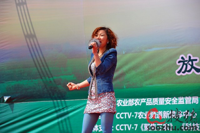 活动现场草根明星"大衣哥"朱之文,"橘子妹"叶丹,刘大成.